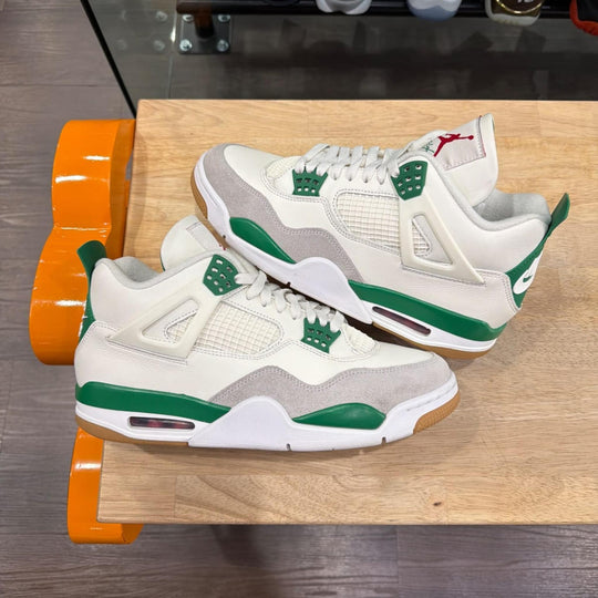 Jordan 4 Retro SB Pine Green Size 10M (Lightly Worn)