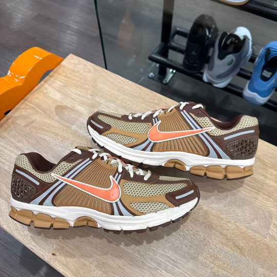Nike Zoom Vomero 5 Wheat Grass Cacao Wow Size 11M (Lightly Worn)